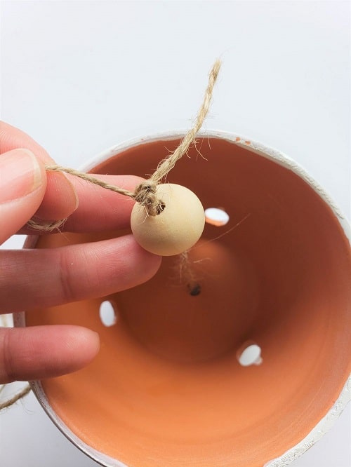 Making knots under the bead